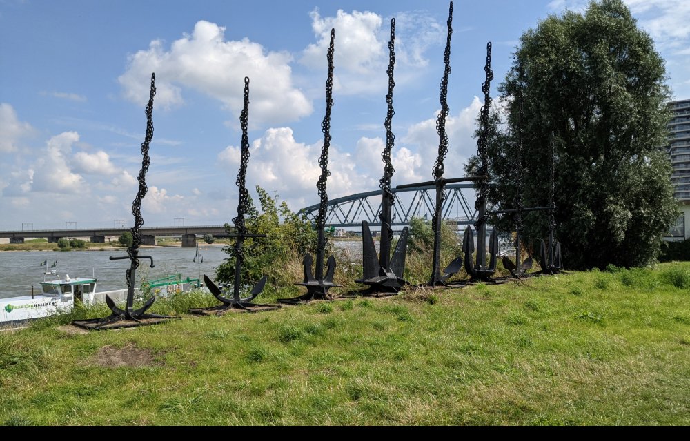 Het Kasteel van Nijmegen gezien over het water